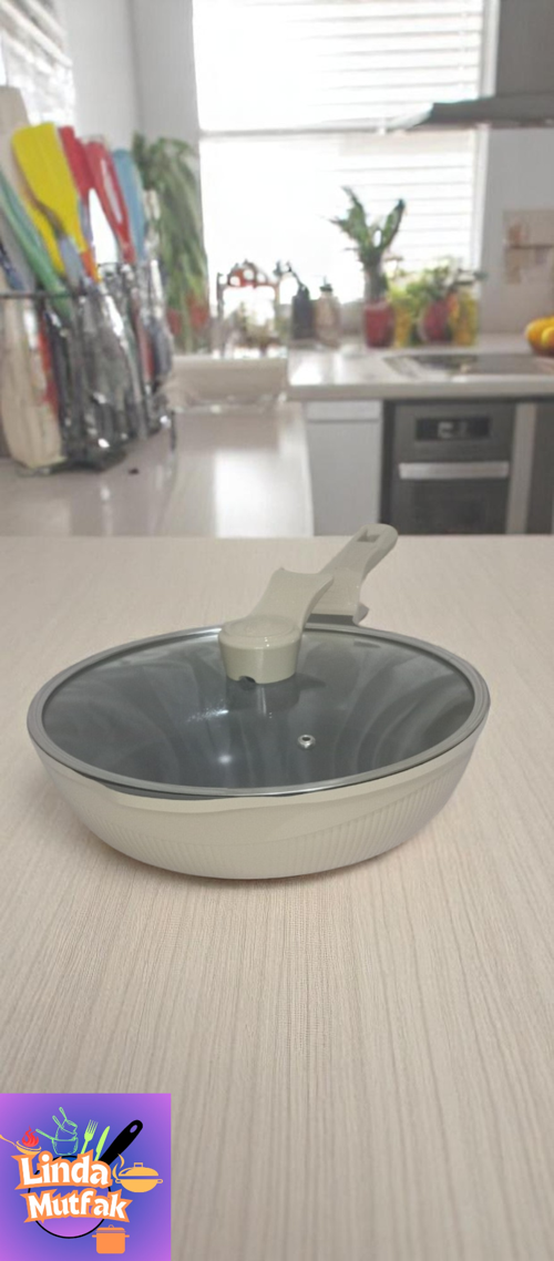 28 cm Cam Kapaklı Krem Döküm Derin Tava