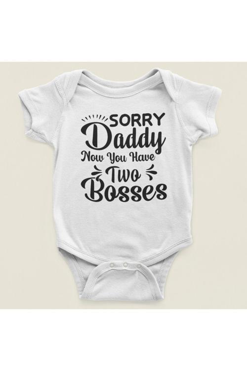 Kusura Bakma Baba Artık İki Patronun Var Yazılı Pamuklu Yumuşak Unisex Çıtçıtlı Body Zıbın Beyaz 2 Yaş