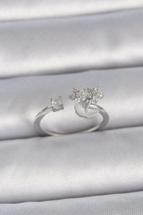 Zarif Kadın için Silver Pirinç Ayarlı Zirkonlu Yıldız Stil Yüzük