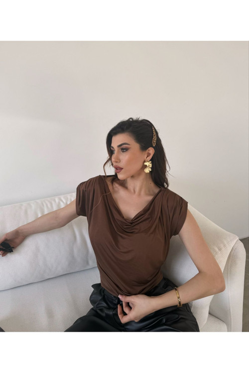 Kadın Vatkalı Degaje Yaka Crop Bluz Kahverengi L