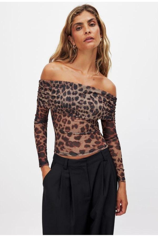 Vera Tekstil Kadın, Leopar Baskılı Madonna Yaka Tül Bluz - Image 1