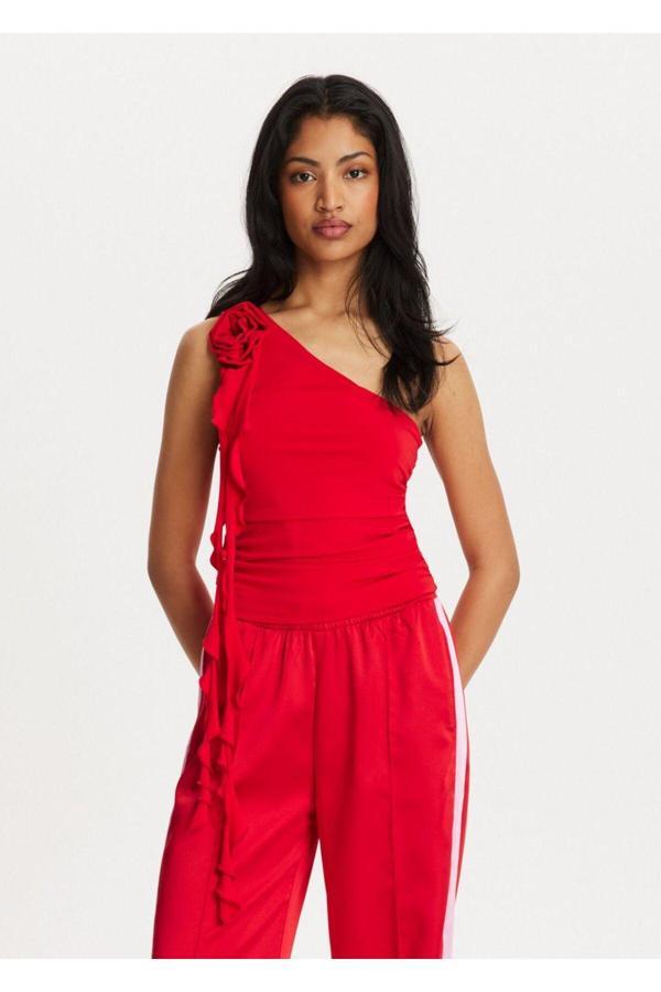 Vera Tekstil Kadın,Kırmızı, Tek Omuzlu , Fırfır Ve Gül Detaylı Drapeli Kolsuz Bluz - Image 1