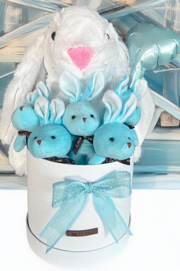 Özel Kututusunda; 45 cm Beyaz Jellycat Tavşan, 5'li Tavşancıklar ve Folyo Kalp Balonlu SET-Ayıcık Buketi - Image 1