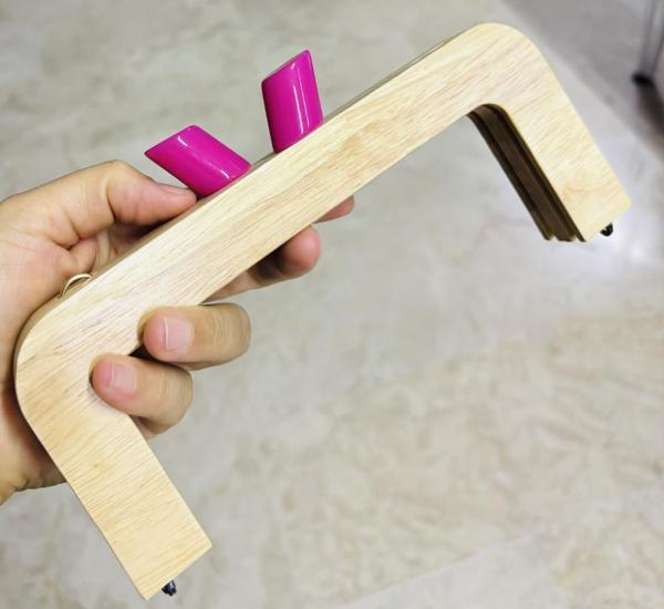 Angel Çanta Aksesuar 20 Cm  Pembe Renk Silindir Başlıklı Ahşap Burs - Image 1