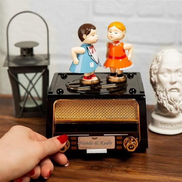 Kişiye Özel Radyo Görünümlü Öpüşen Çift Müzik Kutusu - Image 1