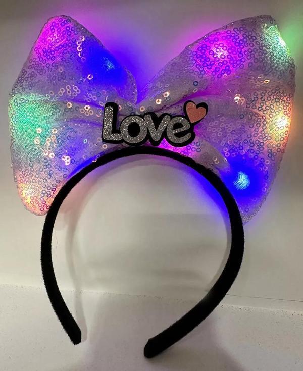 Led Işıklı 3 Farklı Fonksiyonda Yanan Gümüş Love Yazılı Lila Fiyonk Taç 20x17 Cm - Image 1