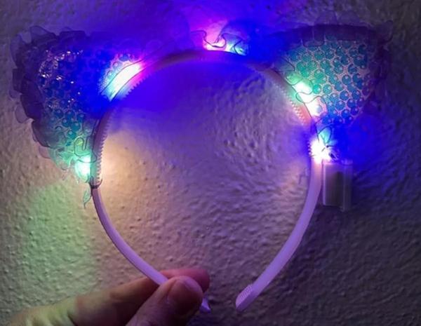 Kenarları Dantelli Mor Pullu Payetli Led Işıklı Kedi Kulak Taç 17x19 Cm - Image 1