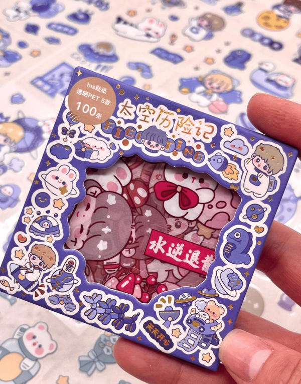Meraklı Çocuk ve Ayıcık Uzayda 100 Yaprak Mavi Mini Kutu Şeffaf Pet  Sticker Seti / Su Geçirmez - Image 1