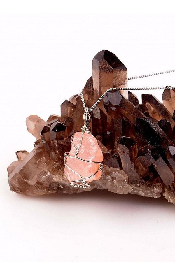 Sertifikalı Ham Işlenmemiş Tel Sargılı Açık Pembe Kuvars Taşı Kolye - Image 1