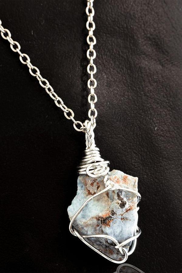 Sertifikalı Ham Işlenmemiş Tel Sargılı Mavi Kuvars Taşı Kolye - Image 1