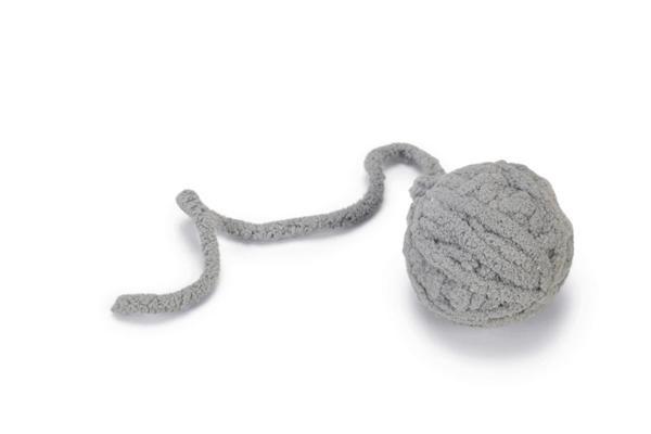 Beeztees Yavru Kedi Oyuncağı, Kuyruklu Yün Top, 6,5cm, 35cm kuyruk - Image 1