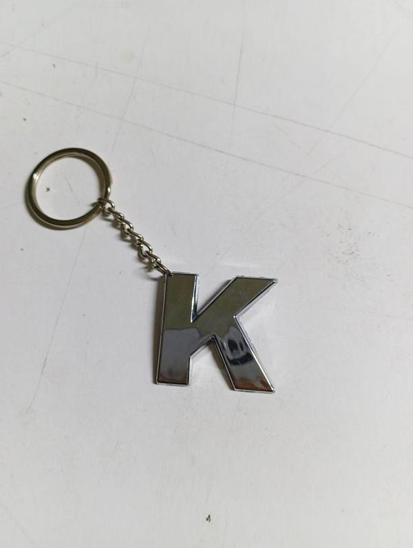 Büro Ev Ofis Hediyesi için K-HARF Plastik Krom Kaplama Plastik Çanta Süsü Anahtarlık - Image 1