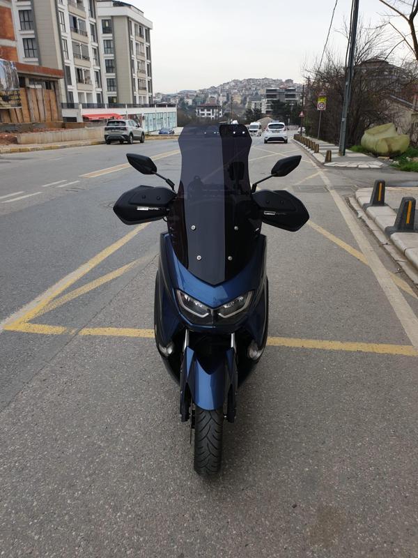 MOTOCAM Yamaha Nmax Siperlik Ön Cam 2021-2025 Model 72cm Siyah Renkli 4mm UZUN CAM - Image 1