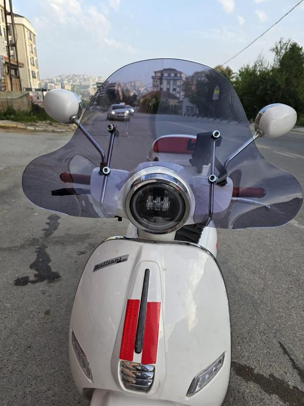 MOTOCAM Küba Brillant Siperlik Ön Cam 2021-2025 Model 45cm Füme Renkli APARATSIZDIR - Image 1
