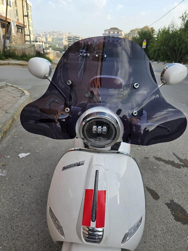 MOTOCAM Küba Brillant Siperlik Ön Cam 2021-2025 Model 45cm Siyah Renkli APARATSIZDIR - Image 1