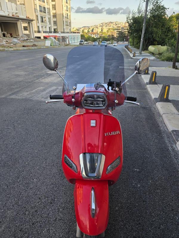 MOTOCAM Küba Grace 50 125 Ön Cam 2023-2025 Model 42cm Füme Renkli Elcikli APARATSIZDIR - Image 1