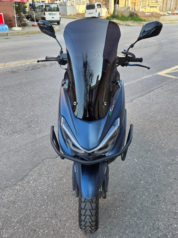 MOTOCAM Küba Newlight PRO Siperlik Ön Cam 2023-2025 Model 58cm siyah Renkli 4mm ORİJİNAL BOYLU - Image 1