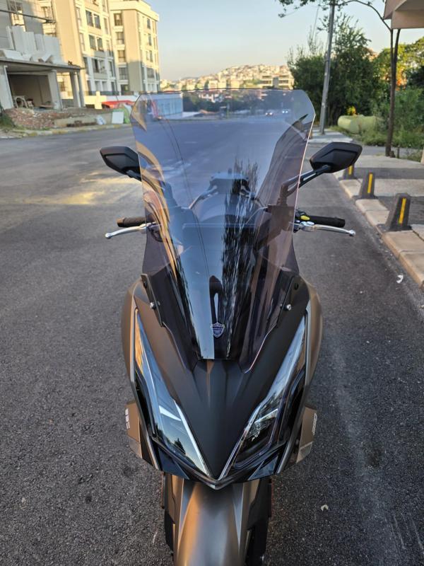 MOTOCAM Kymco Downtown GT 350 Siperlik Ön Cam 2025 Model 62cm Füme Renkli 4mm - Image 1
