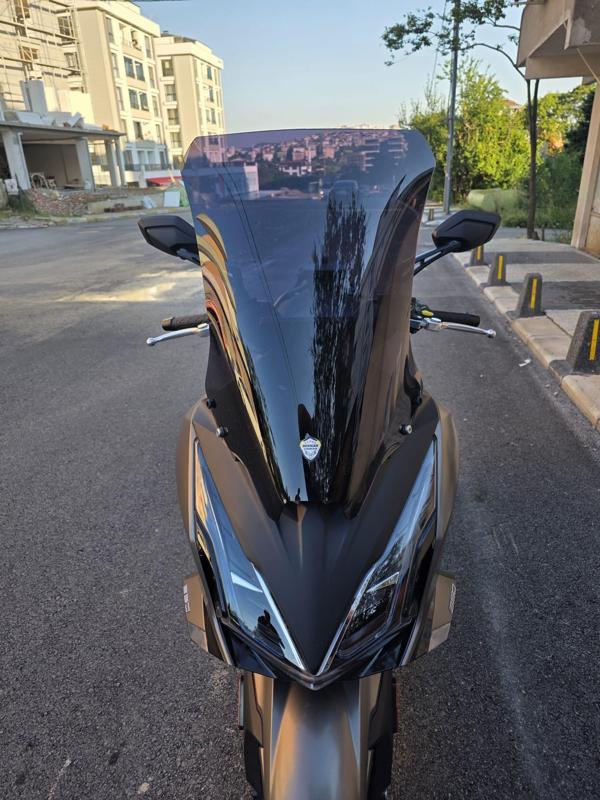 MOTOCAM Kymco Downtown GT 350 Siperlik Ön Cam 2025 Model 62cm Siyah Renkli 4mm - Image 1