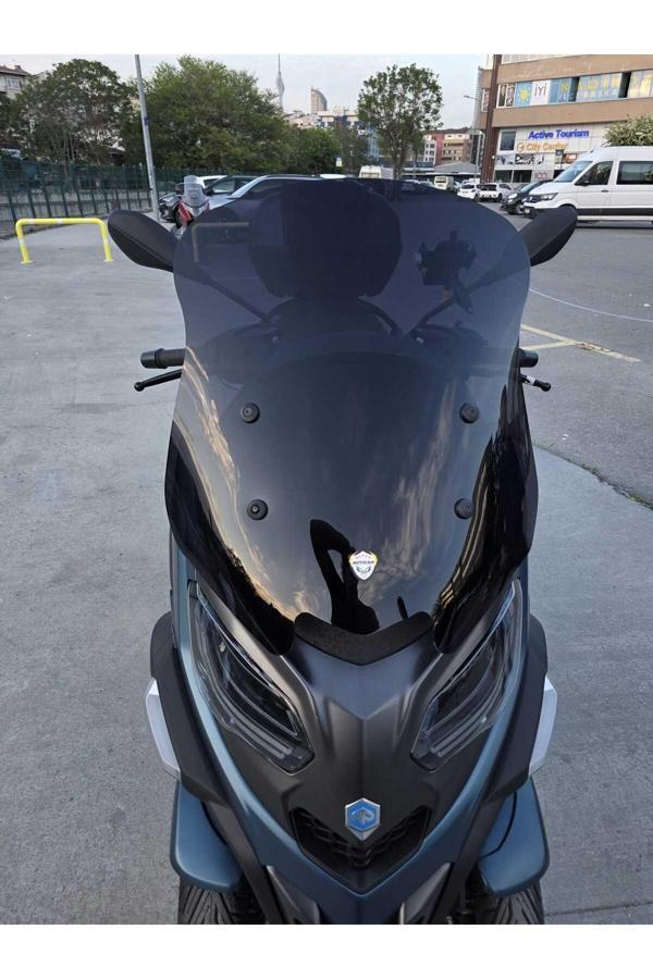 MOTOCAM Piaggio MP3 530 Siperlik Ön Cam 2023-2025 Model 60cm Siyah Renkli 4mm ORTA BOYLU - Image 1