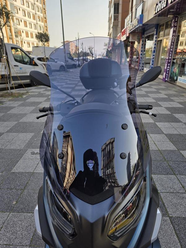 MOTOCAM Piaggio MP3 530 Siperlik Ön Cam 2023-2025 Model 72cm Füme Renkli 4mm UZUN CAM - Image 1