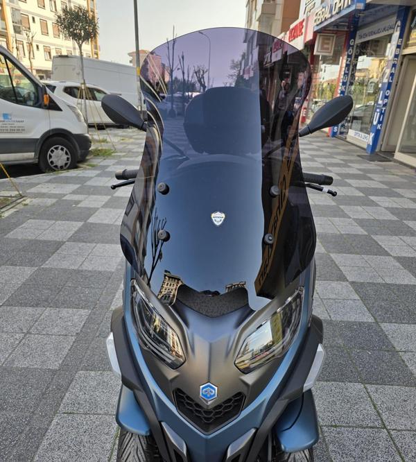 MOTOCAM Piaggio MP3 530 Siperlik Ön Cam 2023-2025 Model 72cm Siyah Renkli 4mm UZUN CAM - Image 1