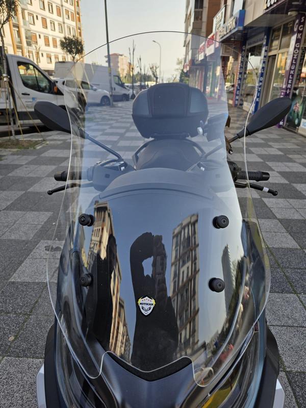 MOTOCAM Piaggio MP3 530 Siperlik Ön Cam 2023-2025 Model 72cm Şeffaf Renkli 4mm UZUN CAM - Image 1