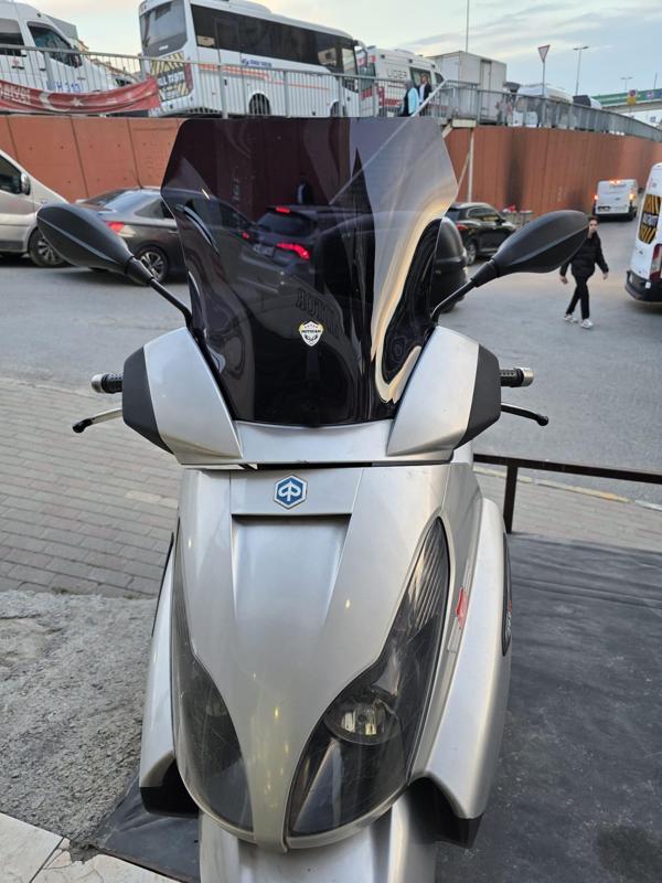 MOTOCAM Piaggio X7 Siperlik Ön Cam 2007-2012 Model 43cm Siyah Renkli 4mm - Image 1