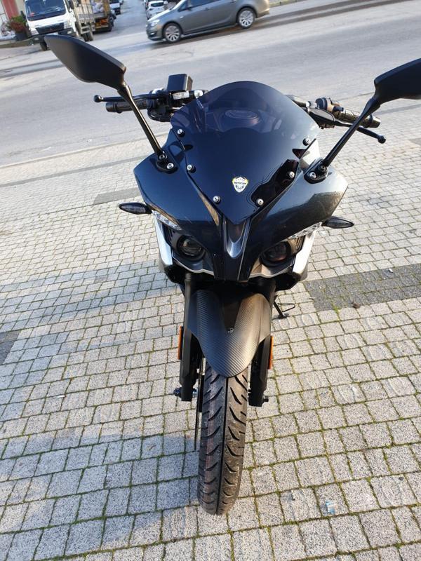 MOTOCAM Pulsar RS 200 Siperlik Ön Cam 2015-2025 Model 33cm Siyah Renkli 4mm KISA SPOR CAM - Image 1