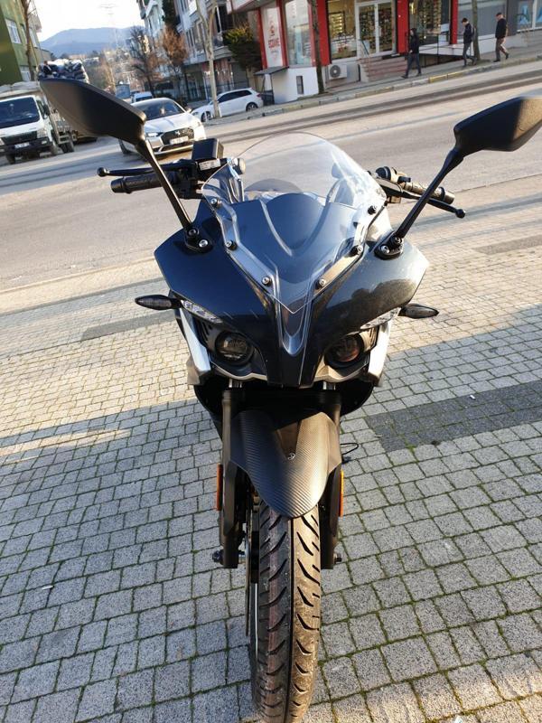 MOTOCAM Pulsar RS 200 Siperlik Ön Cam 2015-2025 Model 33cm Şeffaf Renkli 4mm KISA SPOR CAM - Image 1