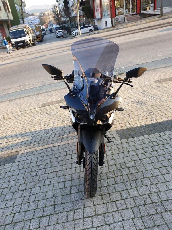 MOTOCAM Pulsar RS 200 Siperlik Ön Cam 2015-2025 Model 56cm Füme Renkli 4mm UZUN CAM - Image 1