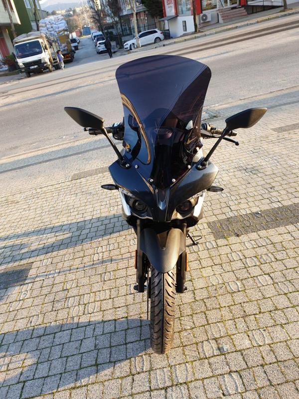 MOTOCAM Pulsar RS 200 Siperlik Ön Cam 2015-2025 Model 56cm Siyah Renkli 4mm UZUN CAM - Image 1