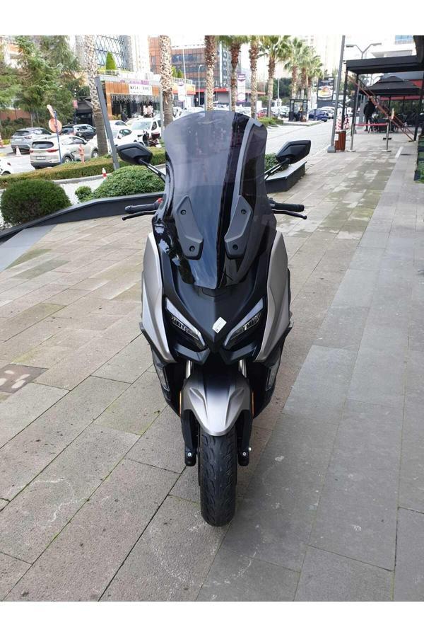MOTOCAM QJ Fort 350 Siperlik Ön Cam 2023-2025 Model 74cm Siyah Renkli 4mm UZUN CAM - Image 1