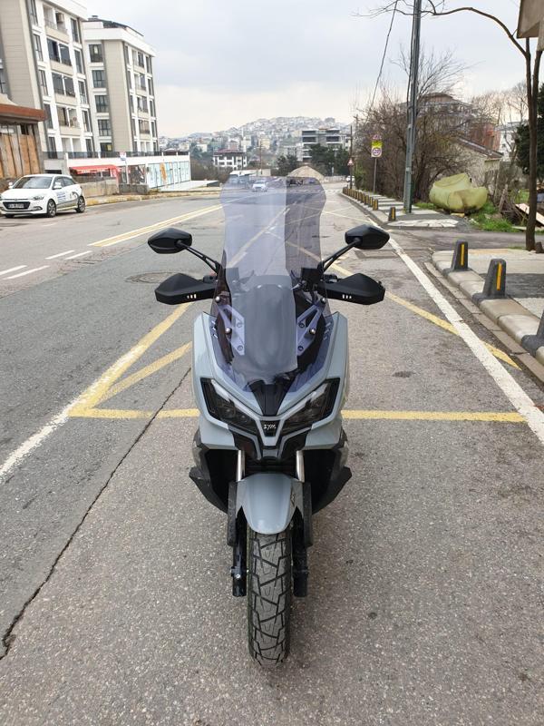 MOTOCAM SYM ADX 300 Siperlik Ön Cam 2024-2025 Model 65cm Füme Renkli 4mm ORTA BOYLU CAM - Image 1
