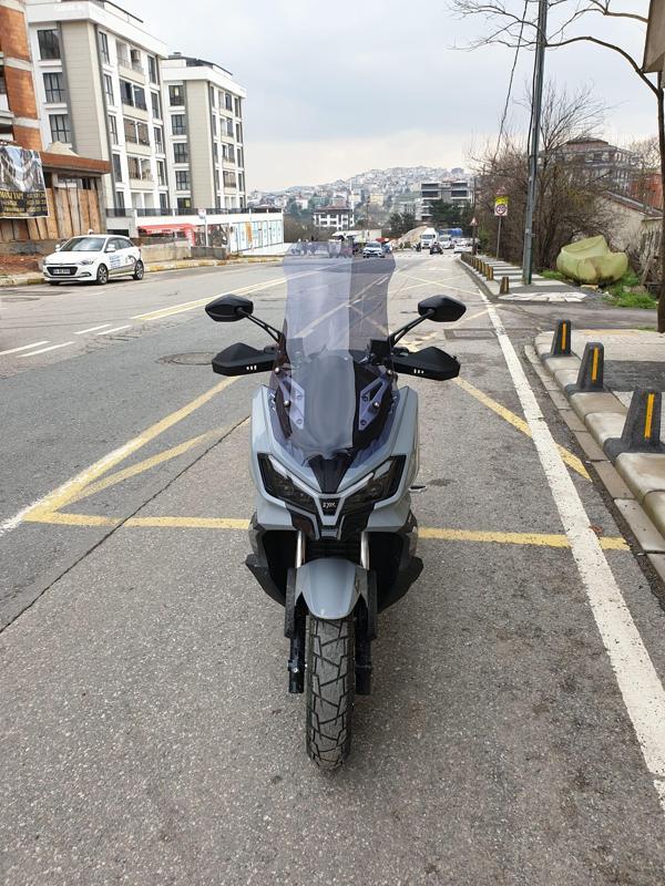 MOTOCAM SYM ADX 300 Siperlik Ön Cam 2024-2025 Model 75cm Füme Renkli 4mm UZUN CAM - Image 1