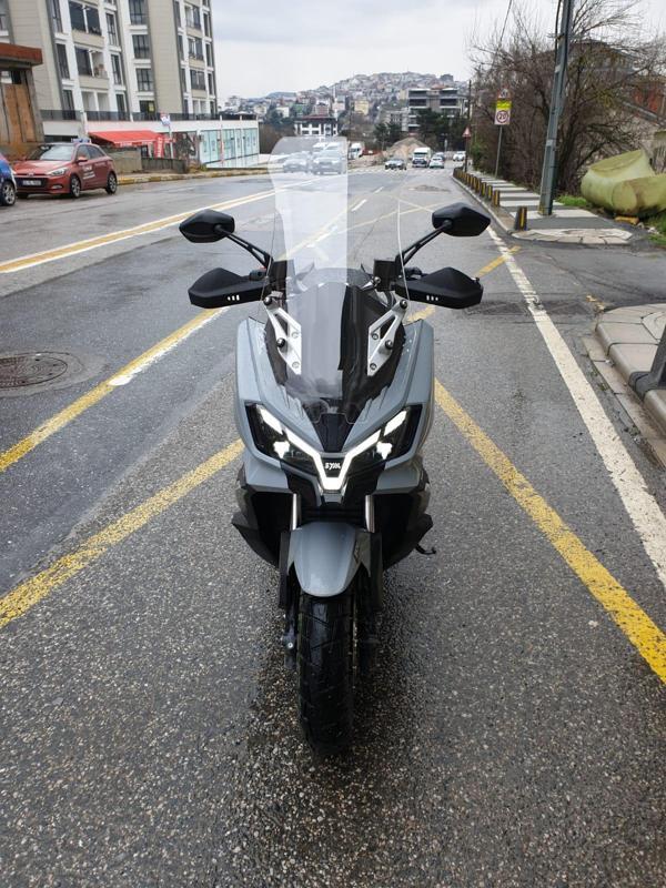 MOTOCAM SYM ADX 300 Siperlik Ön Cam 2024-2025 Model 75cm Şeffaf Renkli 4mm UZUN CAM - Image 1