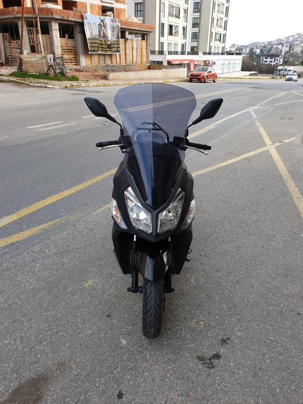 MOTOCAM SYM JET 14 200 Siperlik Ön Cam 2017-2025 Model 65cm Füme Renkli 4mm UZUN CAM - Image 1