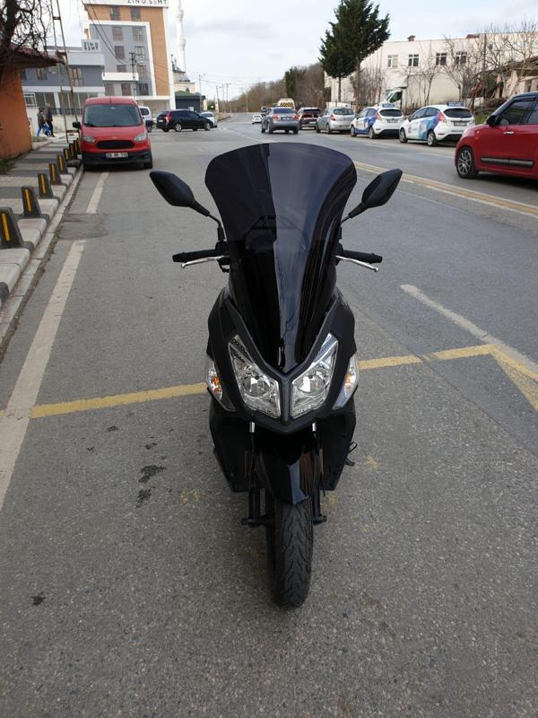 MOTOCAM SYM JET 14 200 Siperlik Ön Cam 2017-2025 Model 72cm Siyah Renkli 4mm UZUN CAM - Image 1