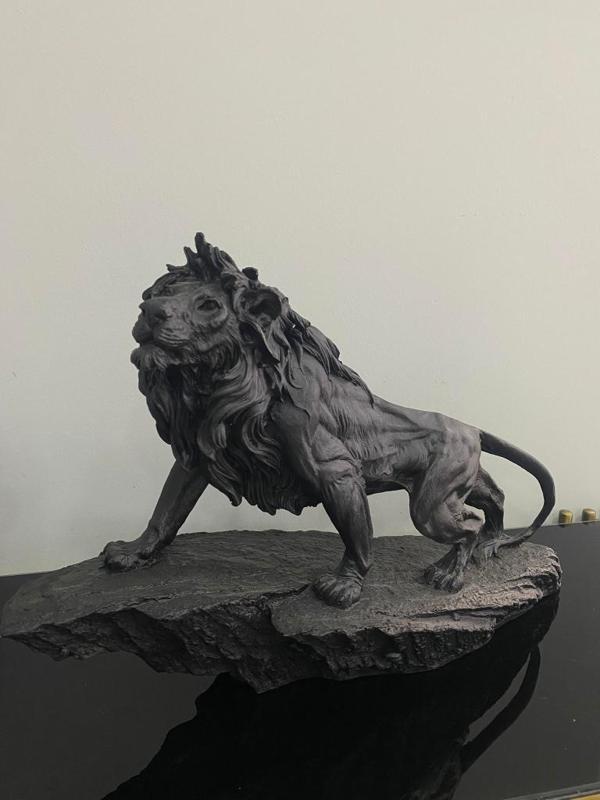 ASLAN KRAL BİBLO FİGÜRÜ TAŞ ÜSTÜNDE ASLAN BÜYÜK BOY - Image 1