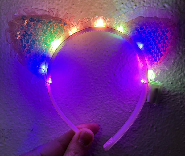 Kenarları Dantelli Pembe Pullu Payetli Led Işıklı Kedi Kulak Taç 17x19 Cm - Image 1