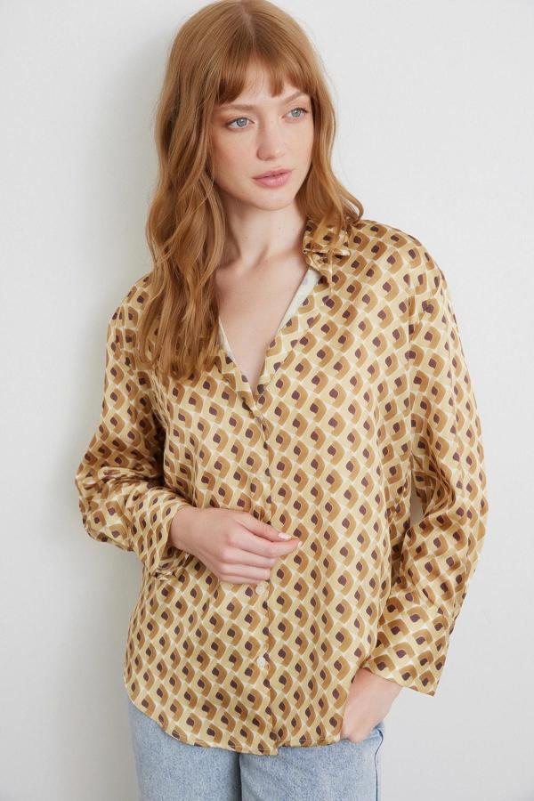 Geometrik Desenli Saten Gömlek Bej - Image 1