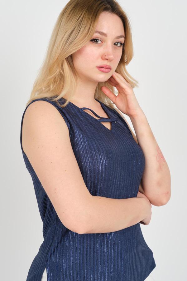 Ella Camelia Kadın Yaka Detaylı Parlak Kumaş Kolsuz Bluz 23E045 Lacivert - Image 1