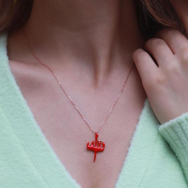 Allah Yazılı Kırmızı Mine İşli Mini Zirkon Taşlı Rose Gold Kaplama Gümüş Kolye - Image 1