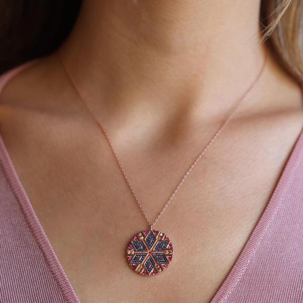 Apm Monaco Modeli Yuvarlak Renkli Zirkon Taşlı Rose Gold Gümüş Kolye - Image 1