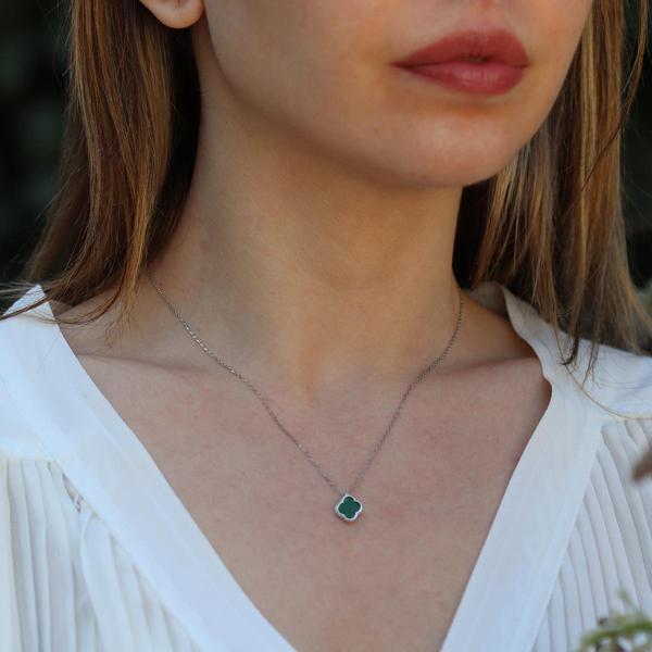 İkonik Alhambra Yonca Yeşil Mine İşli Gümüş Kolye - Image 1