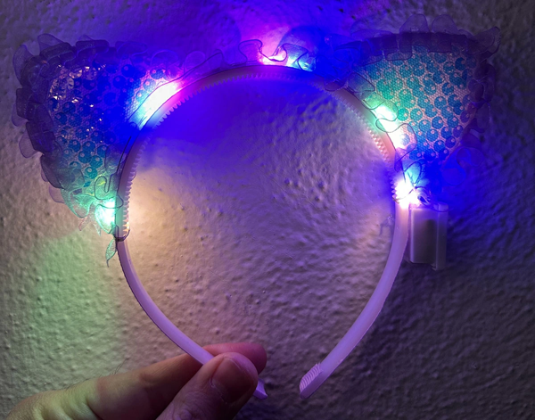 Kenarları Dantelli Mor Pullu Payetli Led Işıklı Kedi Kulak Taç 17x19 Cm - Image 1