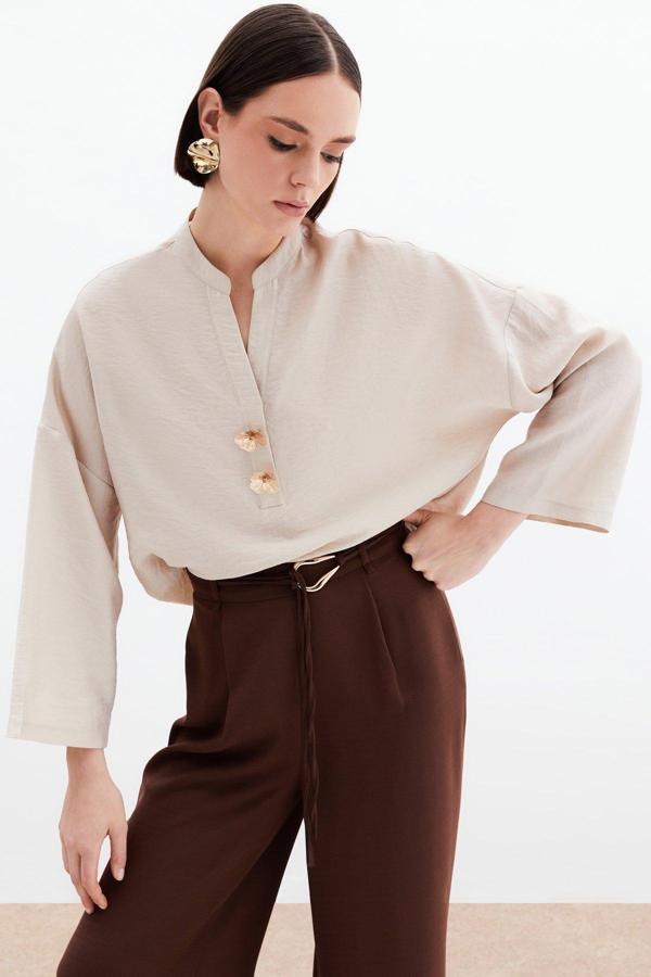 Çiçek Aksesuarlı Keten Bluz - Taş - Image 1