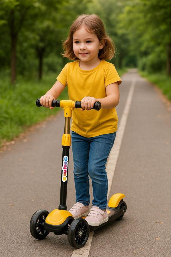 Hak-İş Oyuncak Swing Işıklı 3 Tekerlekli Scooter Sarı - Image 1
