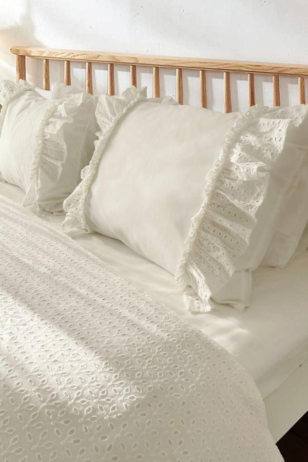 Ritmo Home Kırık Beyaz Fistolu Fırfırlı Pamuklu Düz Otel Serisi Çift Kişilik Çeyiz Nevresim Takımı Country - Image 1