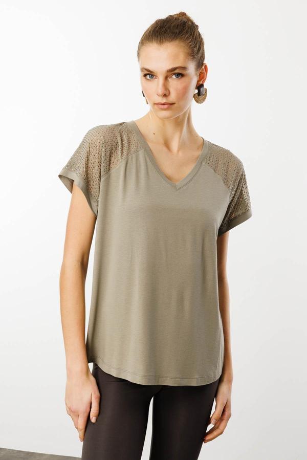 Desen Triko Kadın V Yaka Omuzları Taş Baskılı Penye T-Shirt 25836 Haki - Image 1